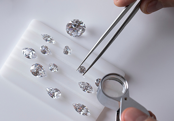 近年注目の新アイテム！ダイヤモンドだけで贈るで新しいプロポーズ方法