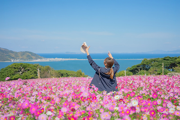 春の想いを咲かせる ― お花モチーフの『萬時』婚約指輪