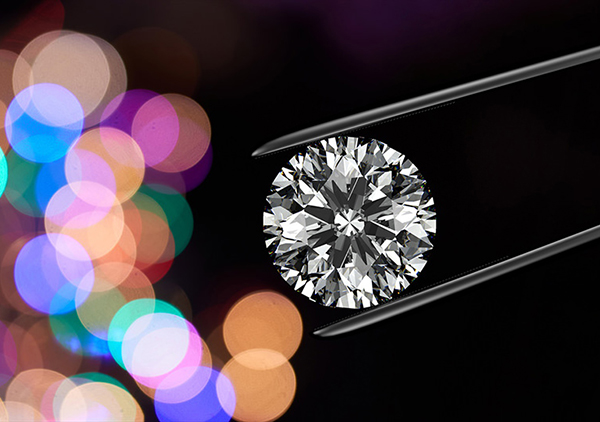 永遠を託すなら、背景まで美しいダイヤモンドを婚約指輪に