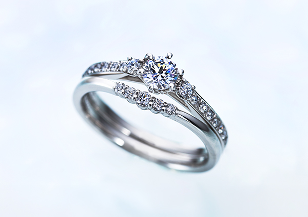 原石から選び抜く！真に輝くダイヤモンドを婚約指輪と結婚指輪に