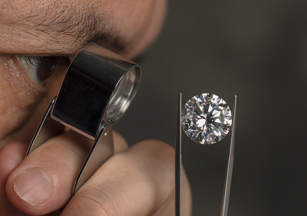 奇跡の輝き ― 0.02％から生まれる特別なダイヤモンド