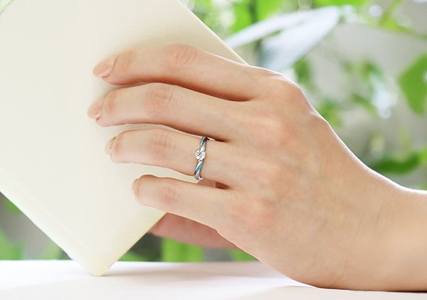 幸せを願うサムシングブルーの婚約指輪｜SORAが叶える特別な一本