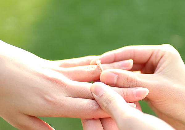自分たちのペースで楽しむ、新しい結婚指輪選び「セミセルフ接客プラン」