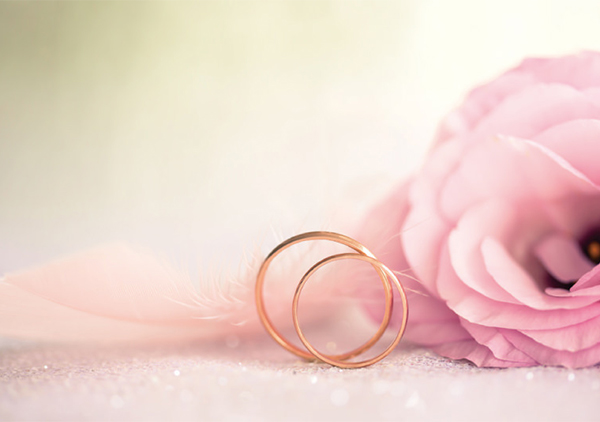 シンプルだからこそ個性が映える。カラーゴールドの結婚指輪