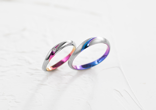 結婚指輪に「ふたりの色」を。個性を楽しむSORAのリング