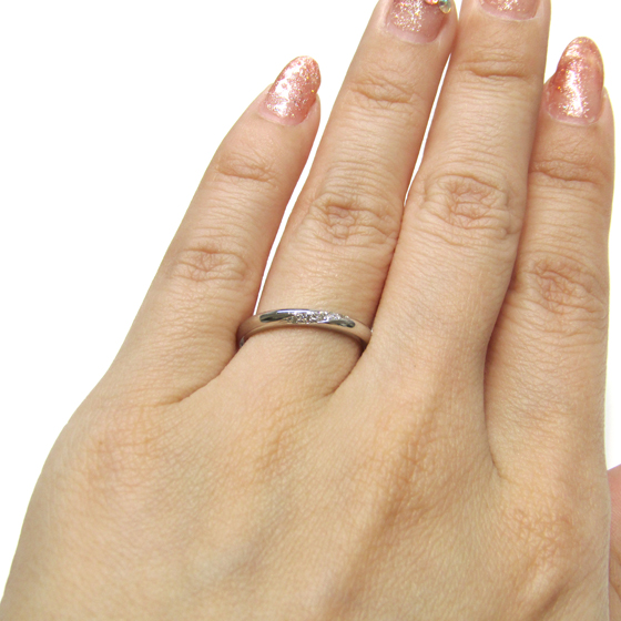 ストレートの結婚指輪に斜めにセットされたダイヤモンドが美しいデザイン。
