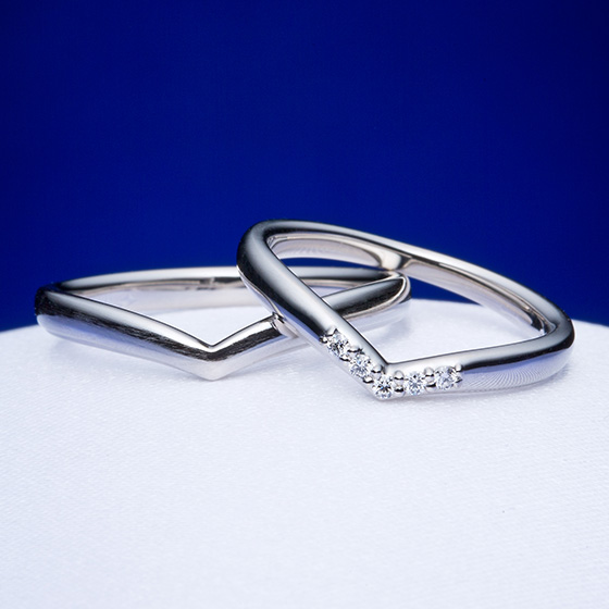 V字のラインがハートにも見える結婚指輪。指を長くきれいに見せるV字のデザインは女性に人気のデザイン。
