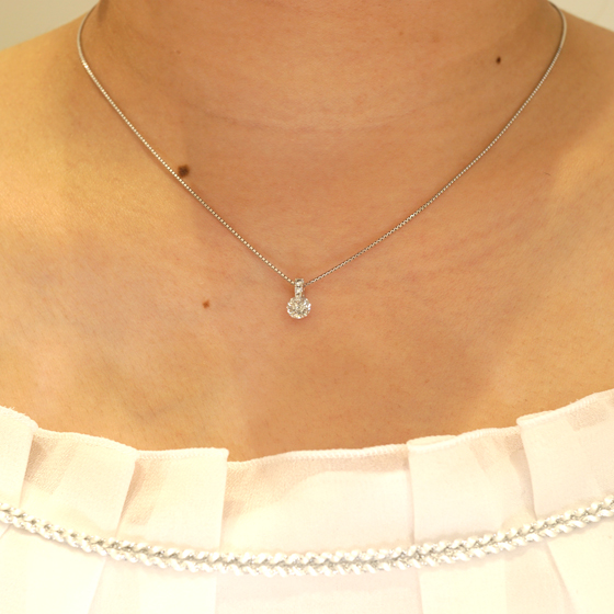 婚約ネックレスに最適。普段使いしやすいダイヤモンド一粒タイプのネックレス。