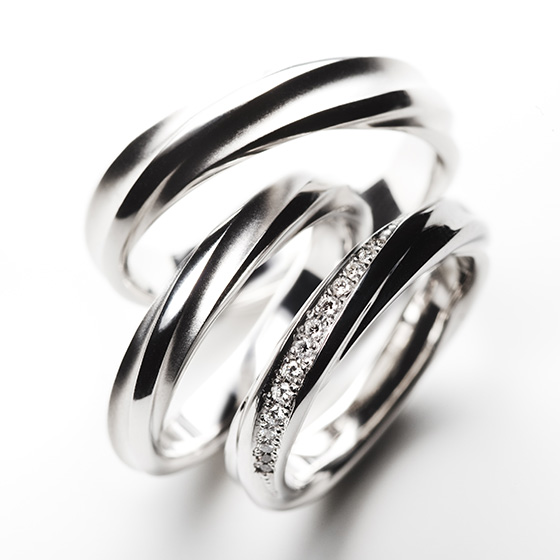 >ねじりの立体感を出し、ボリュームを出した存在感のある結婚指輪。