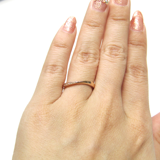 波のようなカーブが指に馴染み、メレダイヤモンドのグラデーションが美しい結婚指輪。