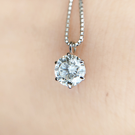 シンプルな6点留めのデザインなのでダイヤモンドの輝きだけを存分に楽しむことが出来ます。
