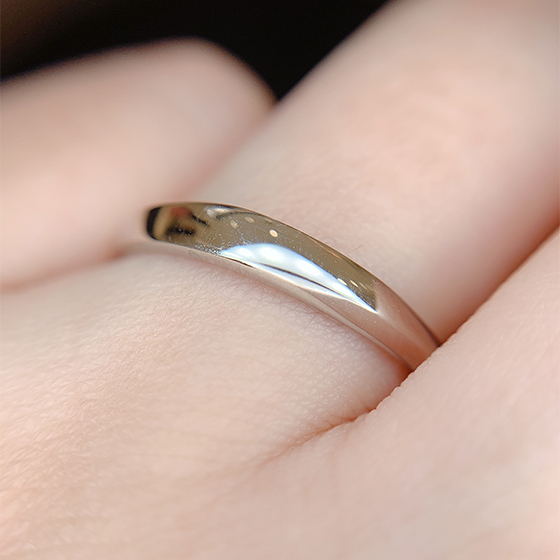 表面プレーンな仕上げが男性に人気の結婚指輪。