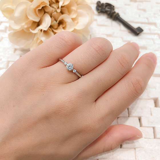 ダイヤモンドが浮き上がるように見える婚約指輪です。