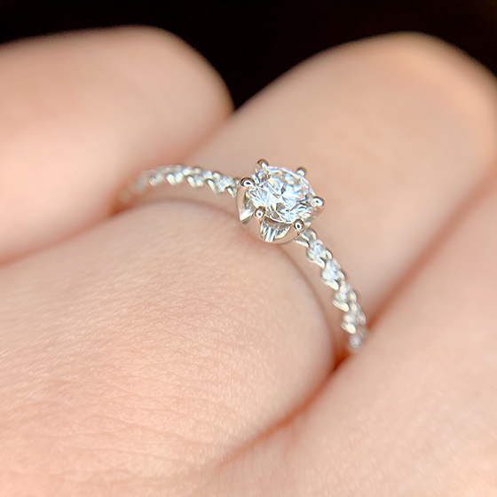 最高品質のモニッケンダムの婚約指輪をぜひお試しください。