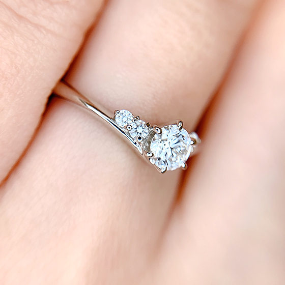 最高品質のMONNICKENDAMの婚約指輪、是非一度お試しください。