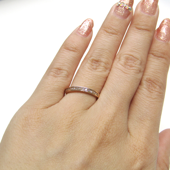 ハーフエタニティタイプの華やかなデザインの結婚指輪。レール留めで普段使いにもおススメです。