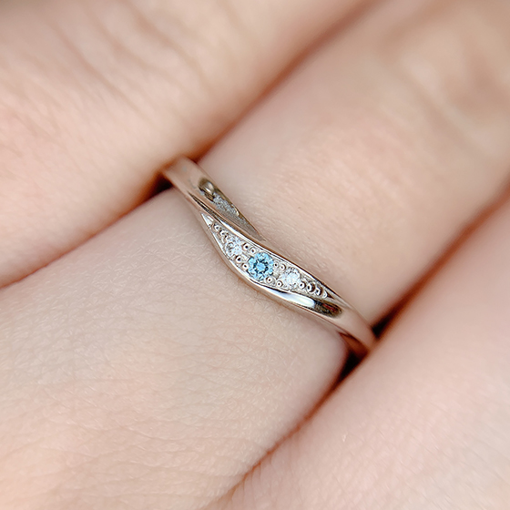 V字の結婚指輪が描く曲線美は、女性の指にフィットするようにデザインされています。指が太い…とお悩みの方は是非お試しください。