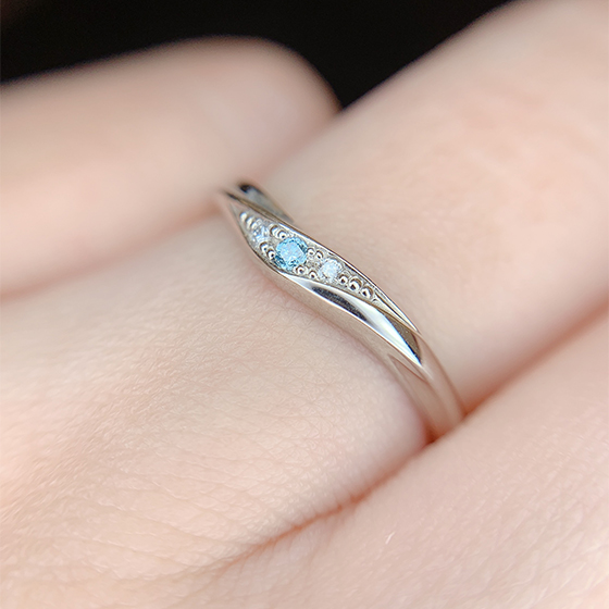 V字の結婚指輪は指を長く細く見せてくれる効果があります。指先まで綺麗に見せたいという方におすすめです。
