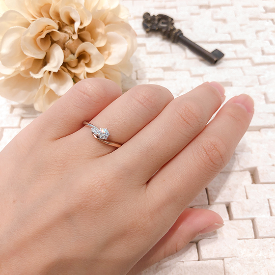 滑らかなウェーブラインがお指に馴染み美しい婚約指輪。