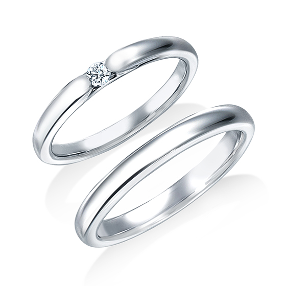 ワンポイントのダイヤがきらりと輝く、定番の甲丸タイプのリングです。エンゲージリングとの重ね着けがピッタリのデザインです。