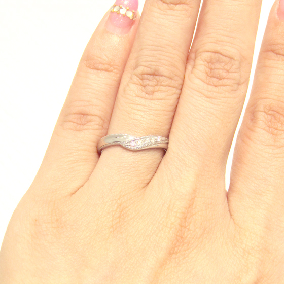 程よいボリューム感が結婚指輪らしいデザイン。永く愛されるマリッジリングに。