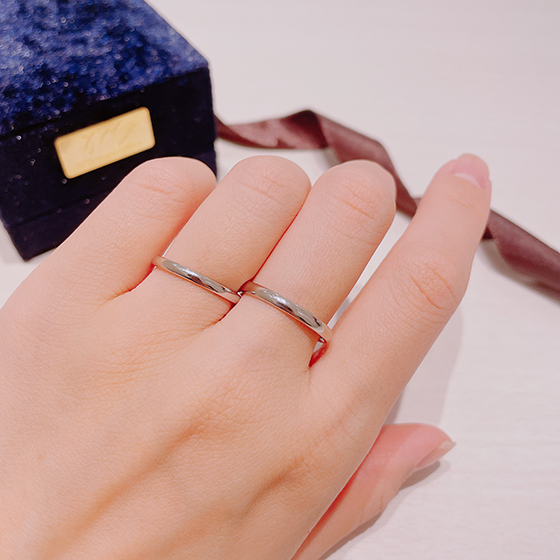 結婚指輪はmen's・lady's少しづつボリュームが異なり、指にお似合いになるお好きな方を選んで頂けます。