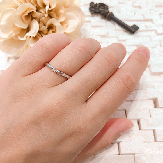 細身のデザインは指を長く魅せてくれる効果が。添えられたダイヤモンドが可愛らしい。
