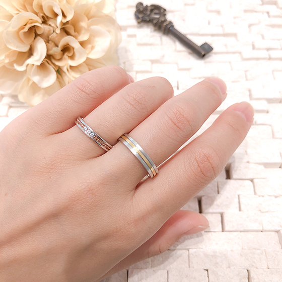 平打ちタイプで存在感のある結婚指輪デザイン。
