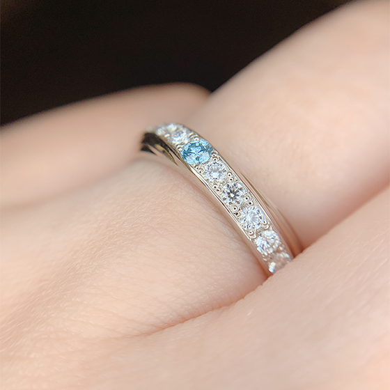 クロスデザインを立体的に表現されている結婚指輪。