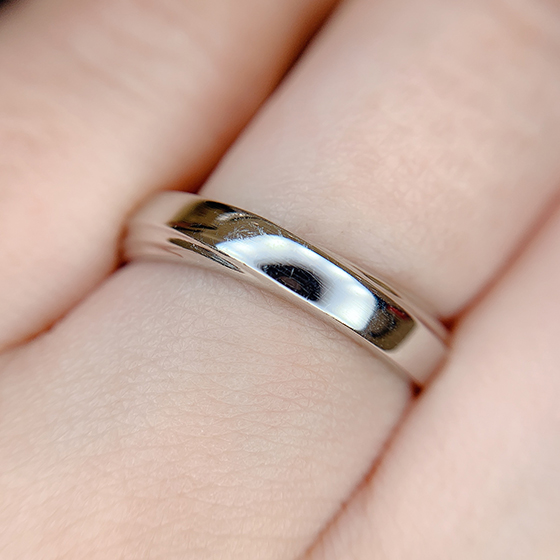 ボリューム感が男性に人気の結婚指輪。クロスラインがおしゃれ。