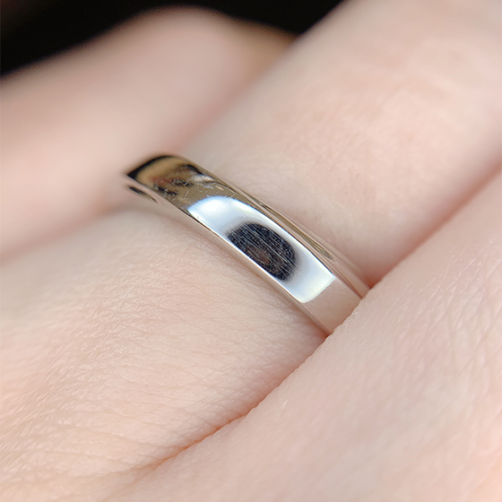 平らめな形状がカッコよく決まる男性用の結婚指輪。