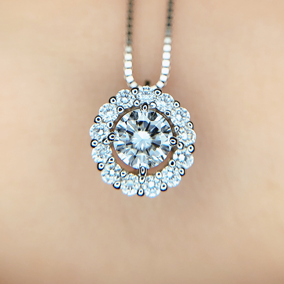ゴージャスなデザインが飽きることなくご愛用いだけるダイヤモンドネックレスです。