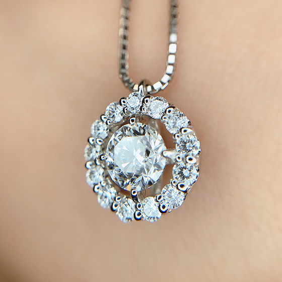 メインのダイヤモンドと取り巻きのメレダイヤモンドに間を空けてメインダイヤモンドの輝きを引き出しています。