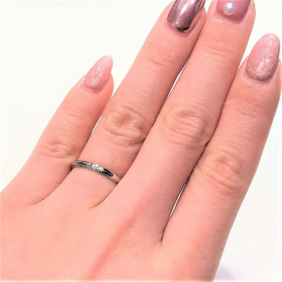 シンプルなストレートに３石ダイヤモンドが並んだ上品なデザインの結婚指輪。鍛造づくりも人気のヒミツです。