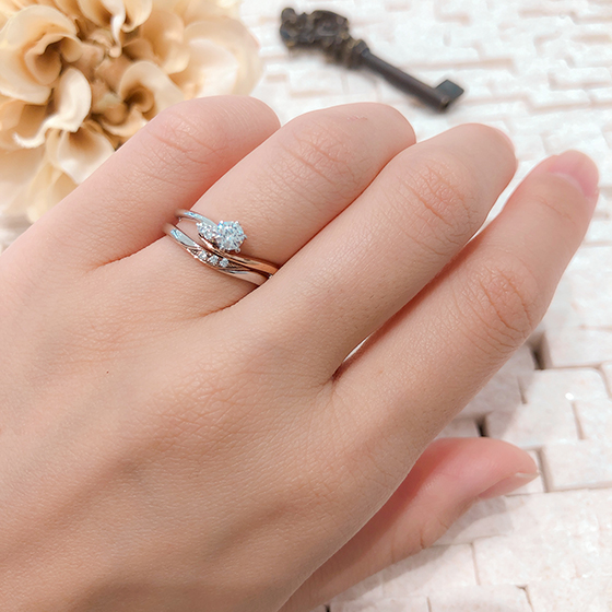 軽やかな動きが女性に人気の婚約指輪と結婚指輪のセットリング。