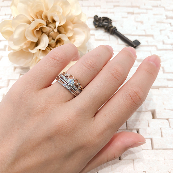 可愛らしさと豪華さを兼ね合わせた結婚指輪と婚約指輪のセットリング。