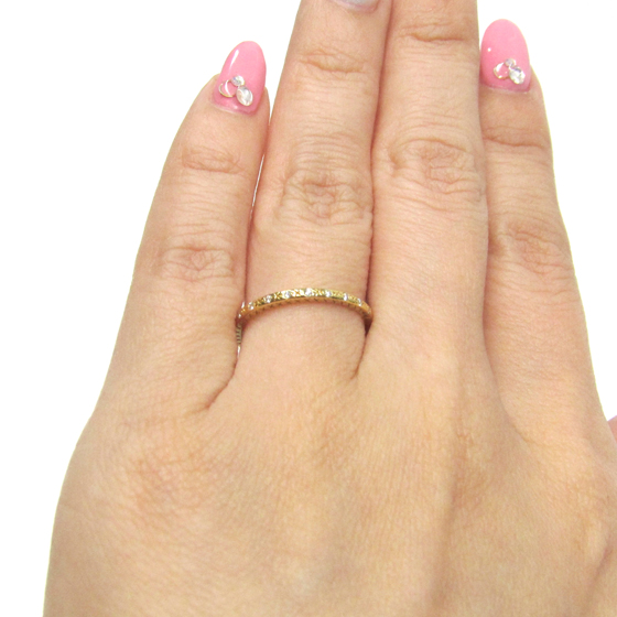ハーフエタニティのように見えるデザインの結婚指輪