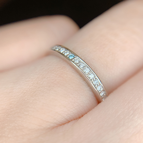 普通のエタニティ―リングとは違ったオシャレな結婚指輪です。