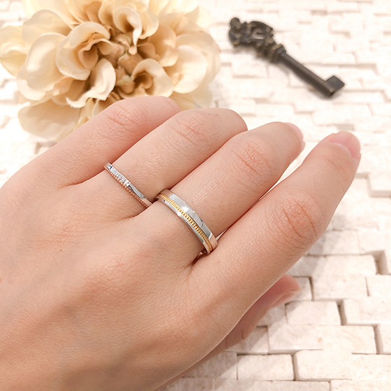 男女それぞれのバランスに合わせたボリュームがうれしい結婚指輪デザイン。