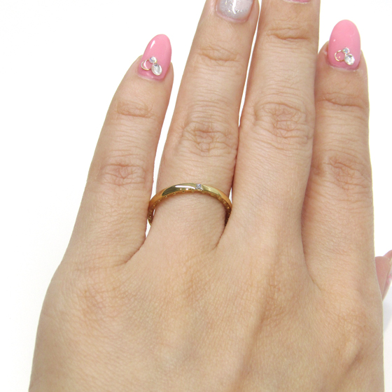 一粒ダイヤのシンプルな結婚指輪。カラーもお好みで選べます。