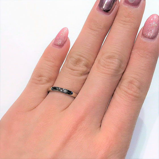 程よいボリュームでシンプルなストレートタイプ。ハニーイエローゴールドが肌色を明るく演出してくれる結婚指輪。