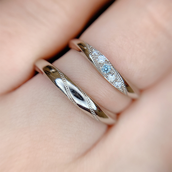 珍しい左上がりのウェーブラインの結婚指輪。ウェーブラインがきつくても自然に見えるラインが特徴です。