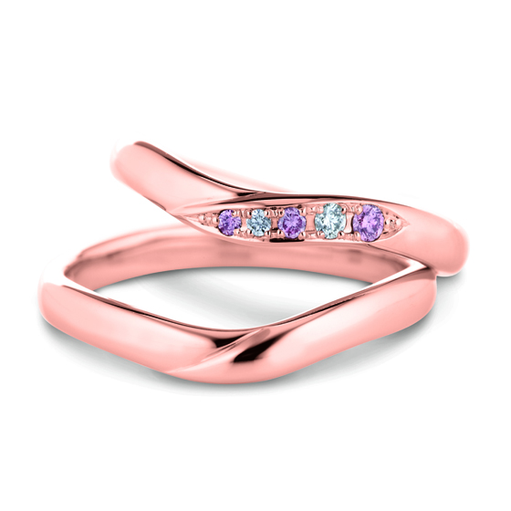ピンクゴールドの色味はダイヤモンドの印象を華やかにみせる効果がある。