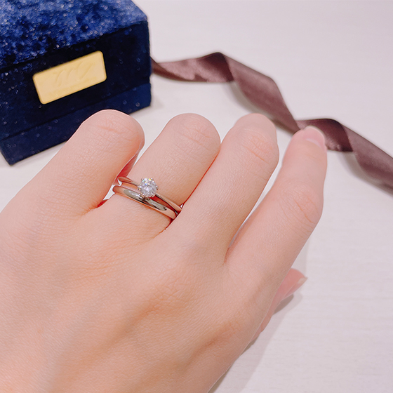 婚約指輪・結婚指輪を重ねることでシンプルながらもゴージャスさも感じられます。