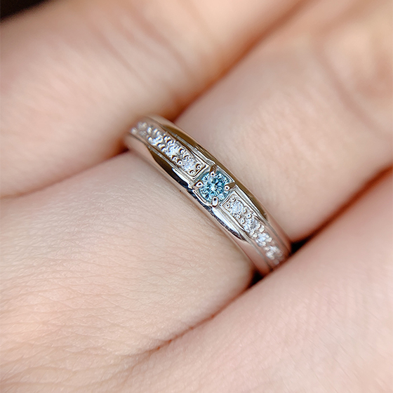 まるでふたりの未来を表しているような光輝くダイヤモンドが素敵な結婚指輪です。