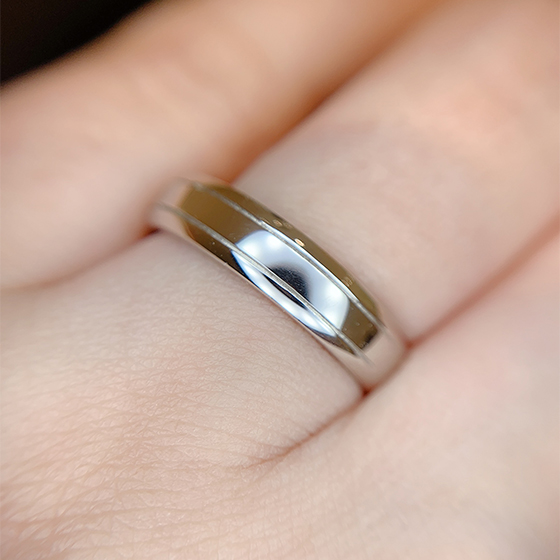 ボリュームのある幅に直線ラインを2本入れた正統派なMen'sの結婚指輪。