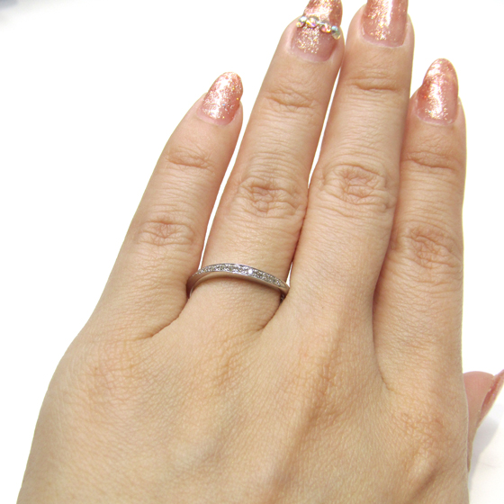 柔らかなカーブが指に馴染み、大き目のメレダイヤが華やかな印象の結婚指輪。