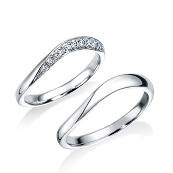 >ダイヤモンドのグラデーションがお指に映えるデザインです。斜めにカットしてあることでプラチナの輝きも楽しめるデザインです。