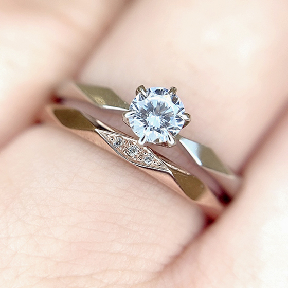 お揃いのデザインを施した婚約指輪と結婚指輪のセットリングです。