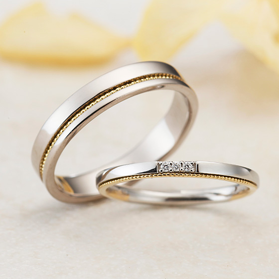 ミル打ちが華やかな印象を与えてくれるデザインの婚約指輪です。